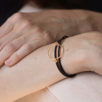 Bracelet anneau et caoutchouc plaqué or porté