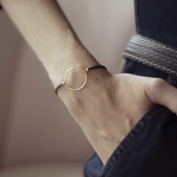 Bracelet anneau plaqué or porté