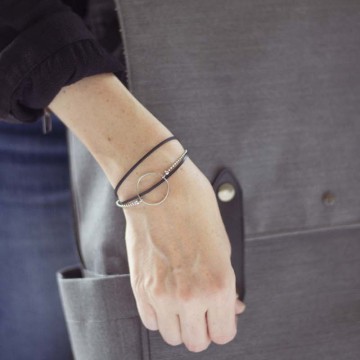 bracelet caoutchouc, anneau et chaîne argent