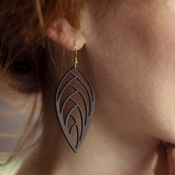 boucle d oreille noire porté
