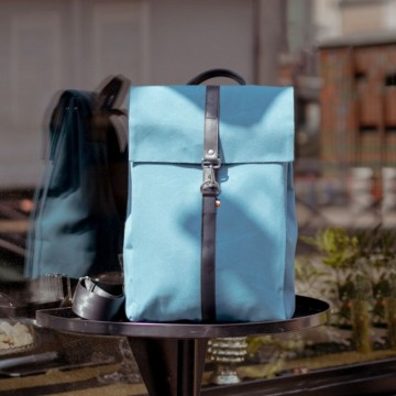 Sac à dos ville posé sur une table – design chic et fonctionnel – Made in France – Saint Lazare