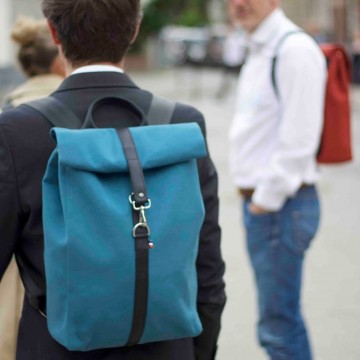 Sac à dos écoresponsable porté en situation urbaine – idéal pour le travail et les déplacements – Saint Lazare