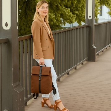 sac à dos femme chic porté de couleur marron