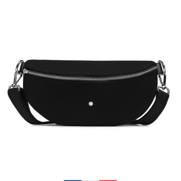 Vue de face du sac banane noir, design épuré et chic.
