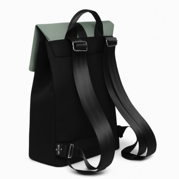Vue latérale du sac à dos noir et vert – silhouette urbaine et élégante – Made in France – Saint Lazare