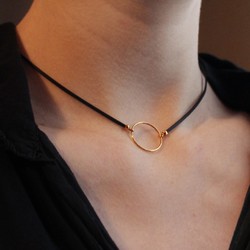 Finesse et légèreté pour ce collier Marguerite en plaqué or, qui se décline également en bracelet.

#collier #saintlazarefrance #upcycling #surcyclage #bijouethique #fabriqueenfrance
